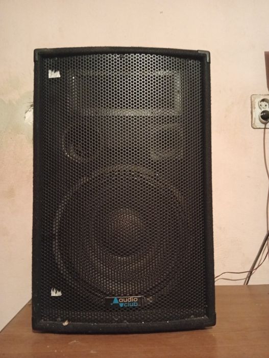 Vând stați și boxa