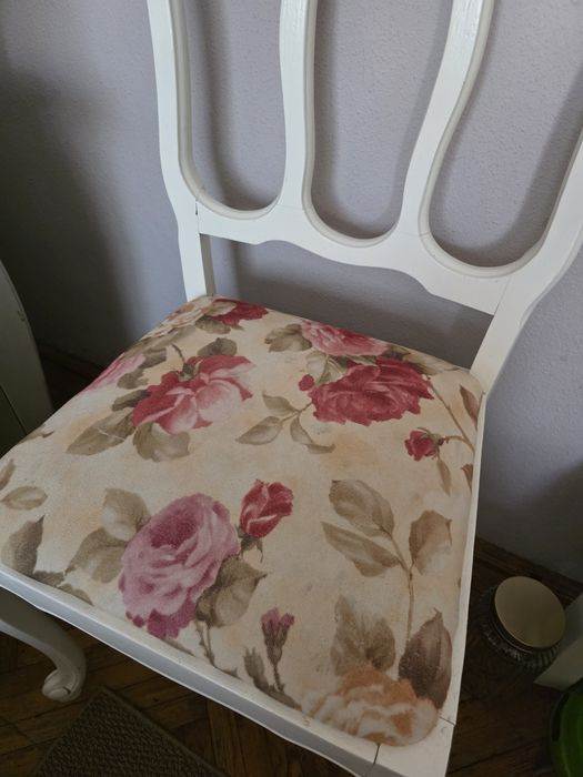 Vand scaun alb tapitat