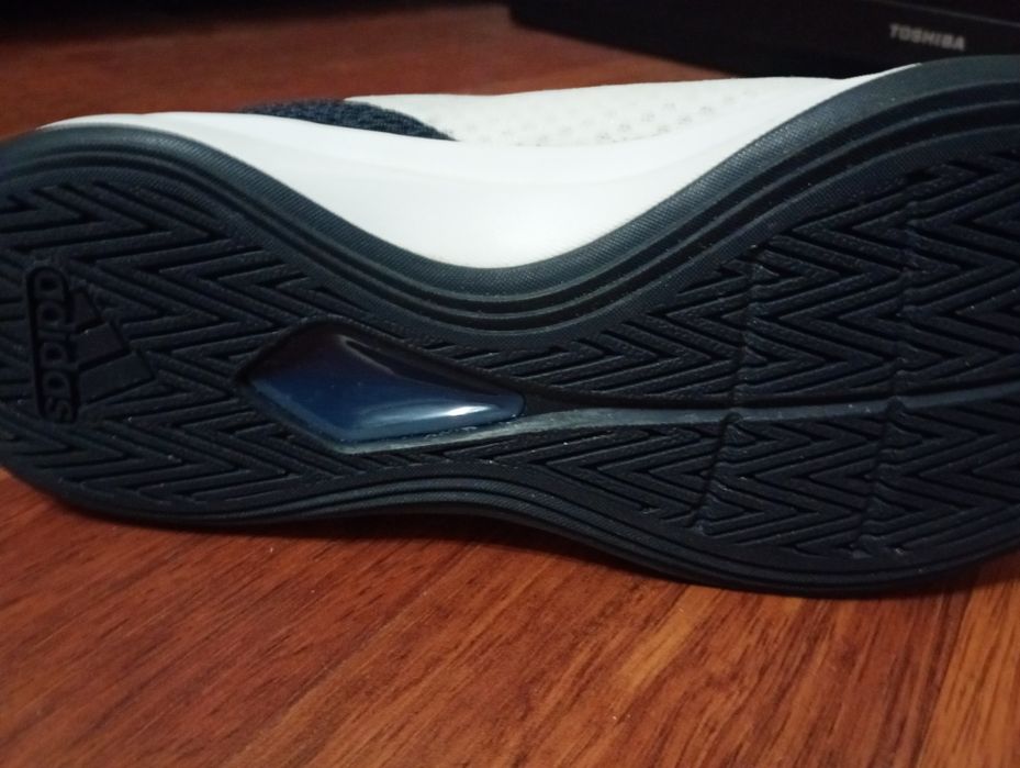 Vind adidasi, marimea 42