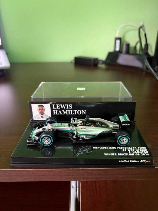 продавам колекция формула 1 на  Lewis Hamilton MINICHAMPS 1/43 Мercedes