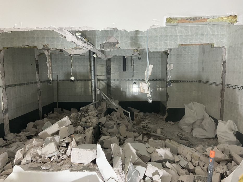 Къртене и извозване на строителни отпадъци. Кърти чисти извозва.