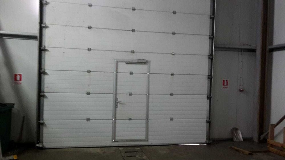 Usa sectionala cu usa pietonala