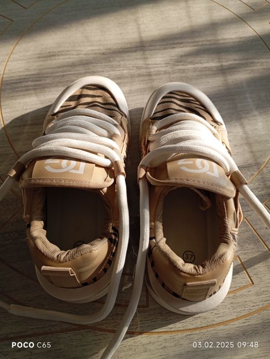 Продаются кросовки размер 37 одеты были один раз. Киргили