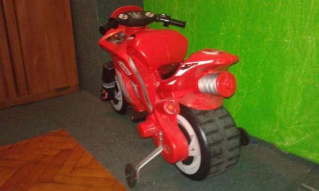 акумулаторен мотор