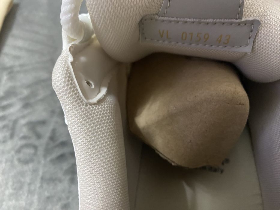 Vand adidasi noi de barbati Louis Vuitton