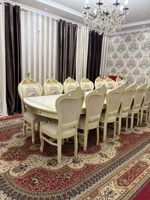 Стол и стулья для гостиной