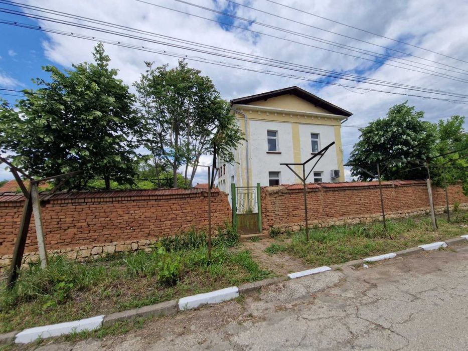 Продава се Къща в с. Девенци, Област Плевен - 375 кв.м за 130 €/кв.м - Снимка #1