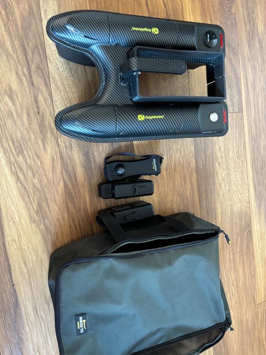 Лодка за захранка и сонар