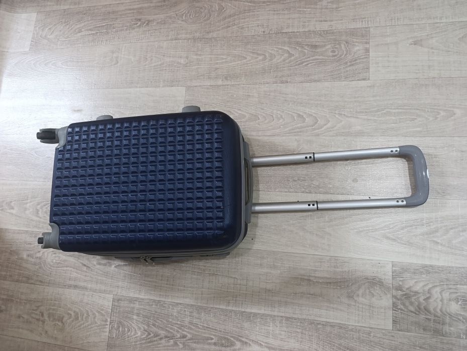 Продам дорожный чемодан