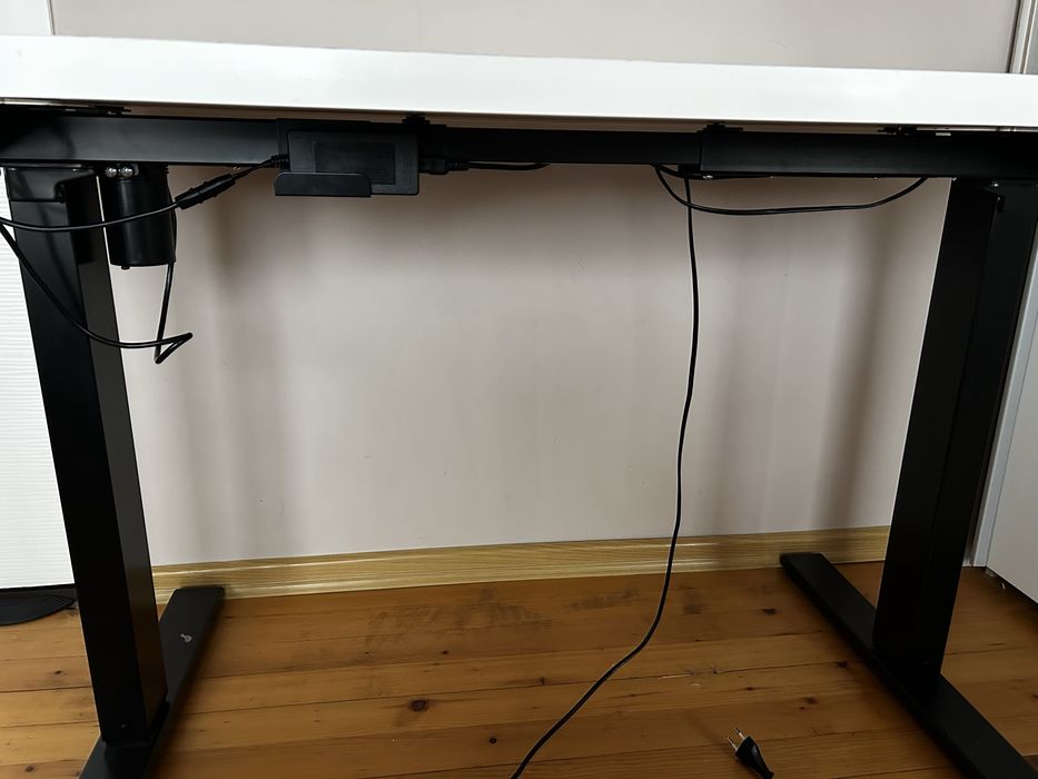 Бюро с регулируема височина