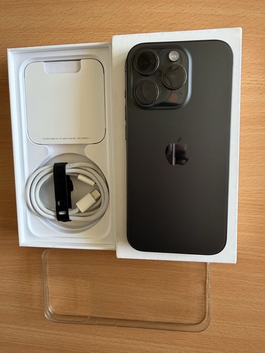 iPhone 15 Pro Titanium, la cutie cu accesorii