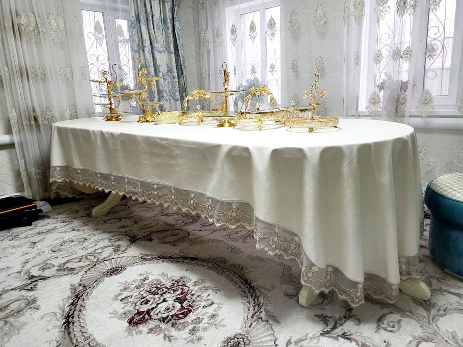 Стол для приема гостей