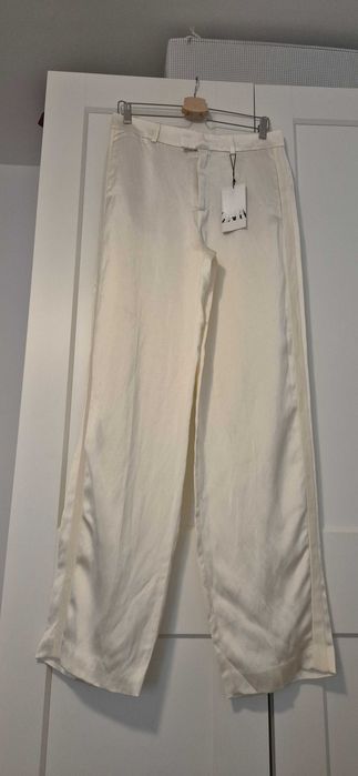 Pantaloni drepti, produs nou cu eticheta