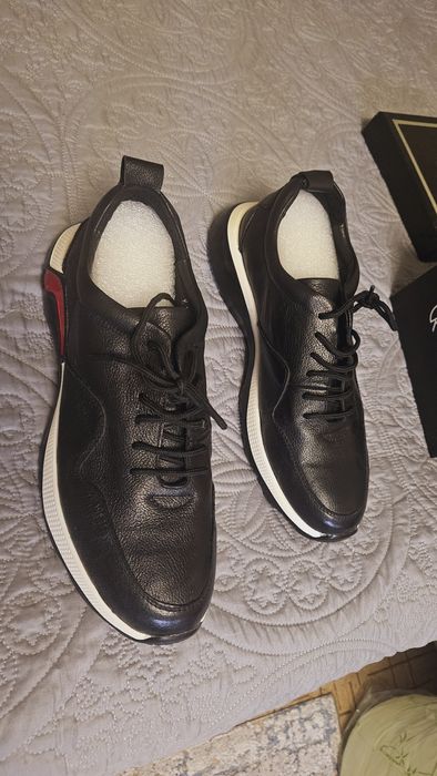 Продам кожаные кроссовки