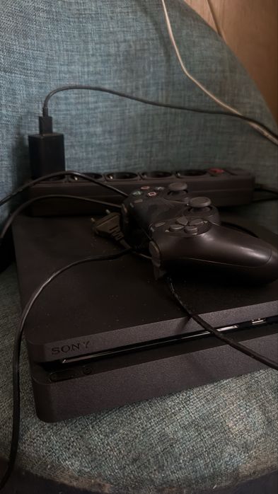 Продаю приставку PS4