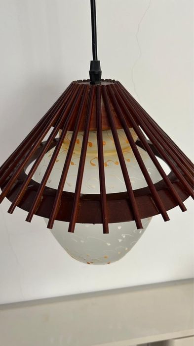 Люстра белая с деревянным декором