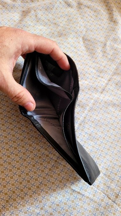 Продавам портфейл Bugatti