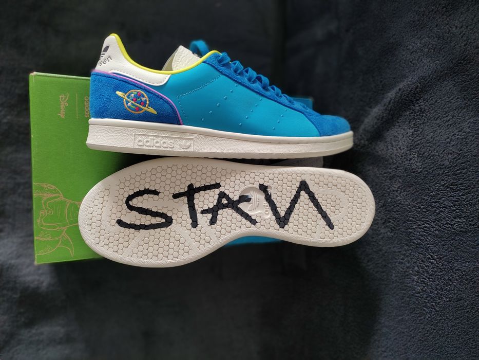 Pantofi sport Adidas Originals, model Stan Smith, ediție limitată.