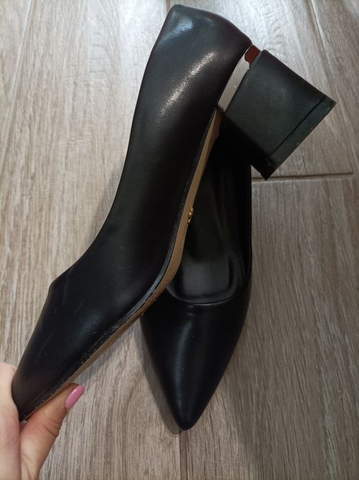 Официални черни обувки на ток 37 номер