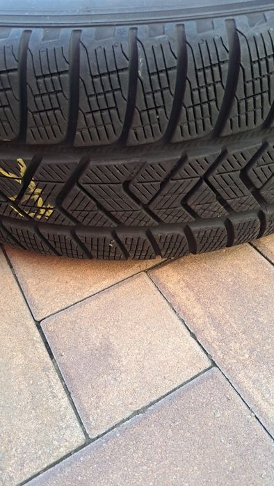 Set jenti cu anvelope iarna Pirelli Renault 235 65 17