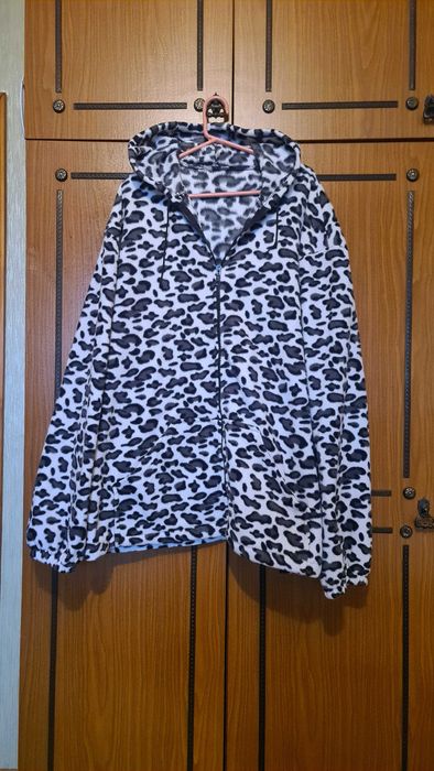 Вещи женские разные (брюки, кофты, платье)