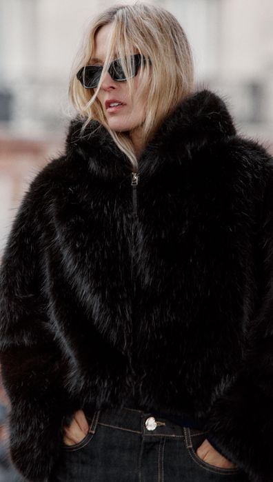 Уникално палто с косъм с подчертани рамене и дълго палто с качулка