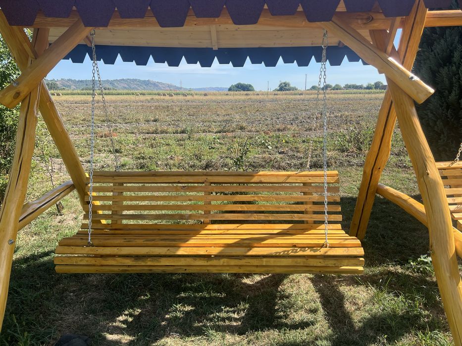 Leagăn XXL din lemn masiv de salcâm cu pui și vaze decorative