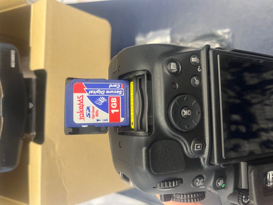 Nikon D5200 + Obiectiv Nikon AF-S DX Nikkor 18-55mm VR II – Kit complet