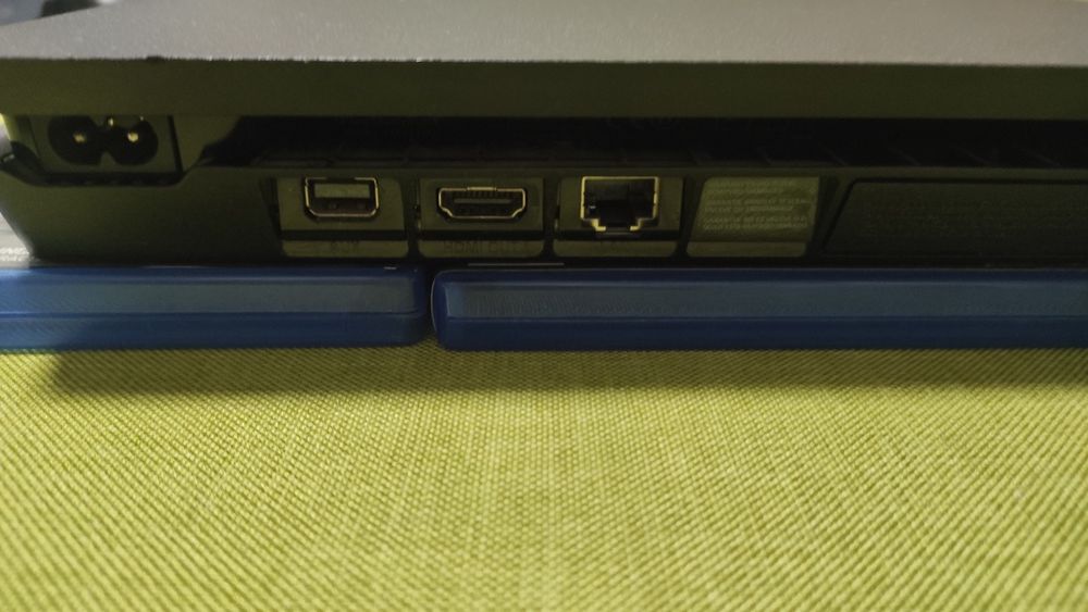 PS4 slim с игри и контролер
