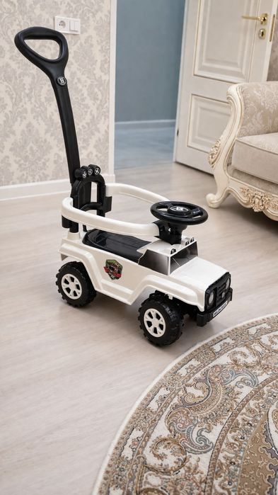 Детская машинка-каталка с ручкой (новая)