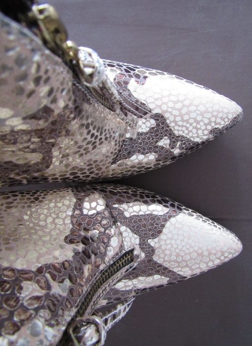 Стилни дамски боти в змийски златен принт