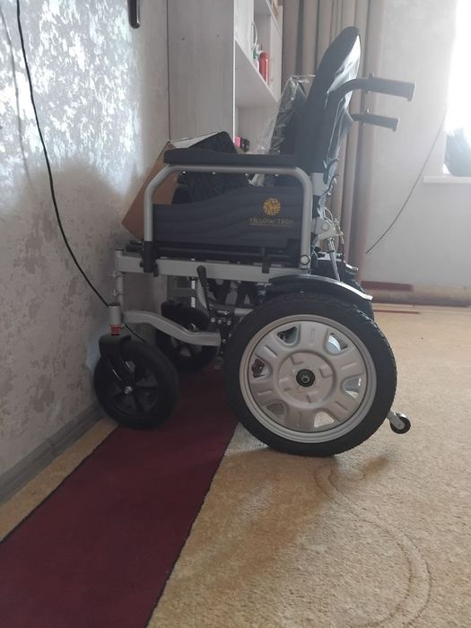 Электрическая инвалидная коляска