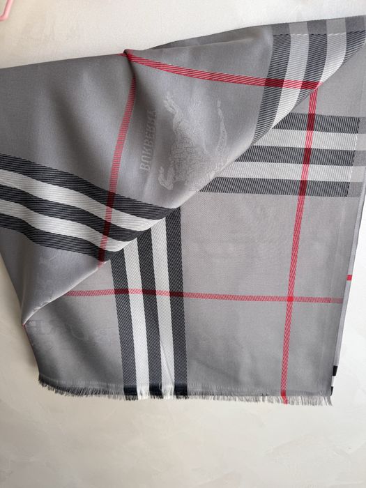 Фин двулицев шал Burberry