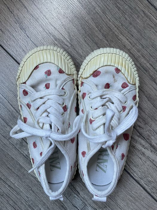 Zara кецове с ягодки, 26 номер