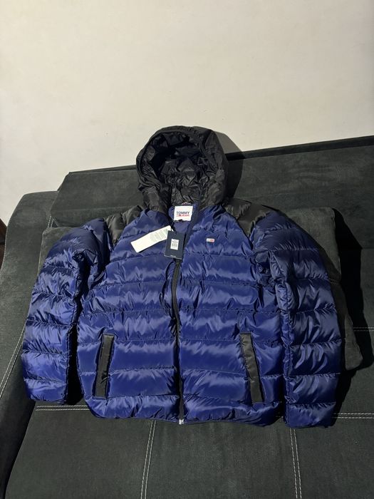 Tommy Hilfiger geaca  iarna  puf gluga marimea M model 2024  originala