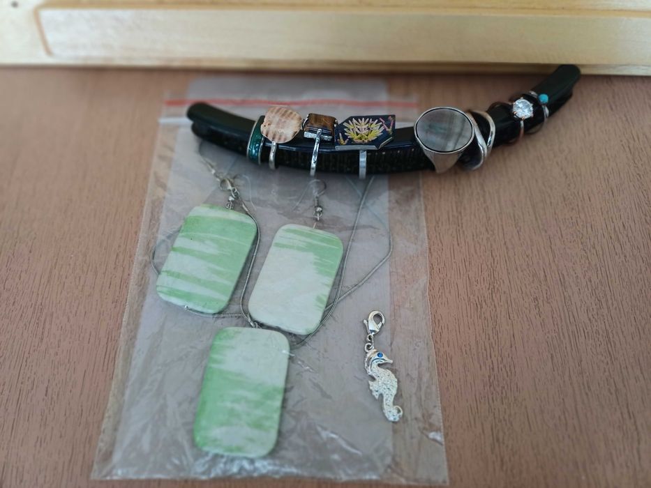 различни бижута за символична цена+ подарък