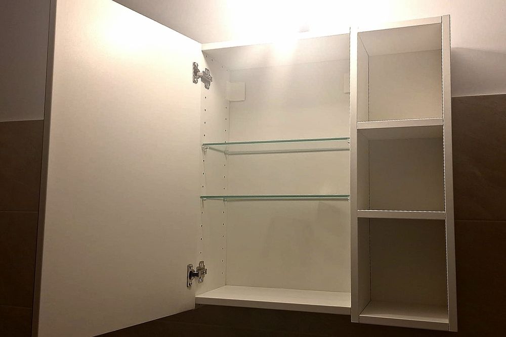 Dulăpior cu oglinda baie model Ikea stare impecabila
