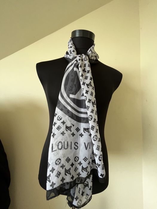 Esarfa Louis Vuitton , impecabila