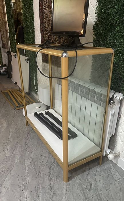 Стеклянный прилавок алюминиевый каркас