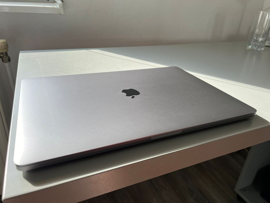 MacBook Pro 16” 2019 1TB SSD 2.4 GHz i9 64GB RAM Radeon Pro 5500