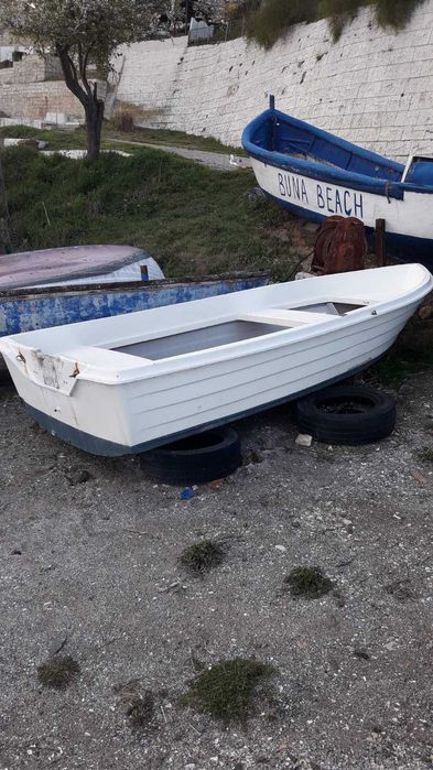 Лодка с извънбордов двигател