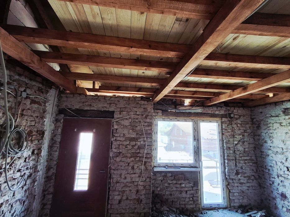 Двуетажна тухлена къща до Лидл