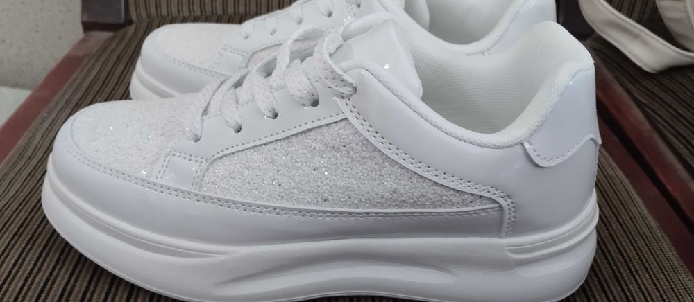 Бели маратонки с камъчета