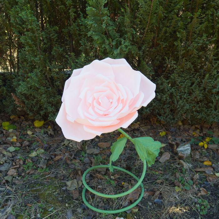 Големи хартиени цветя на стойка, украса за събития, фотосесии, витрини