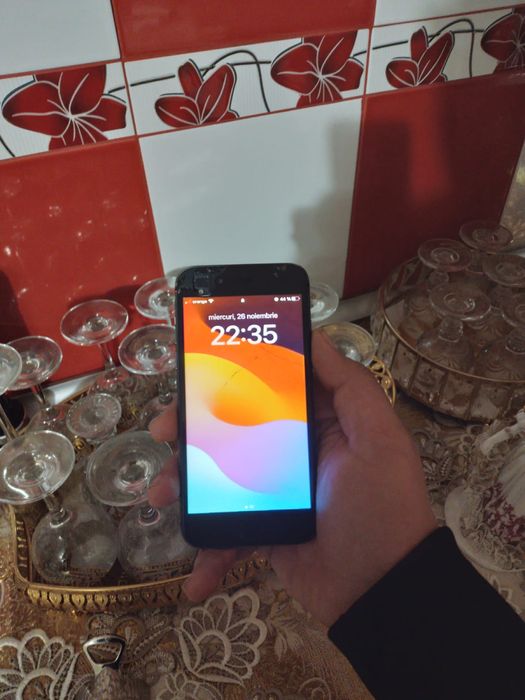 Vând iPhone 8 cu display crăpat intru în colț