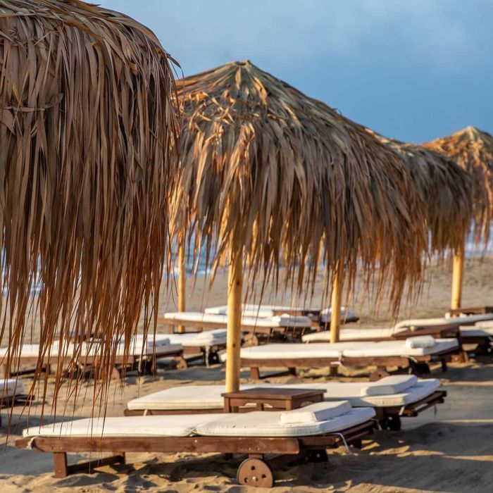 Umbrelă de plajă făcută din frunze de palmier