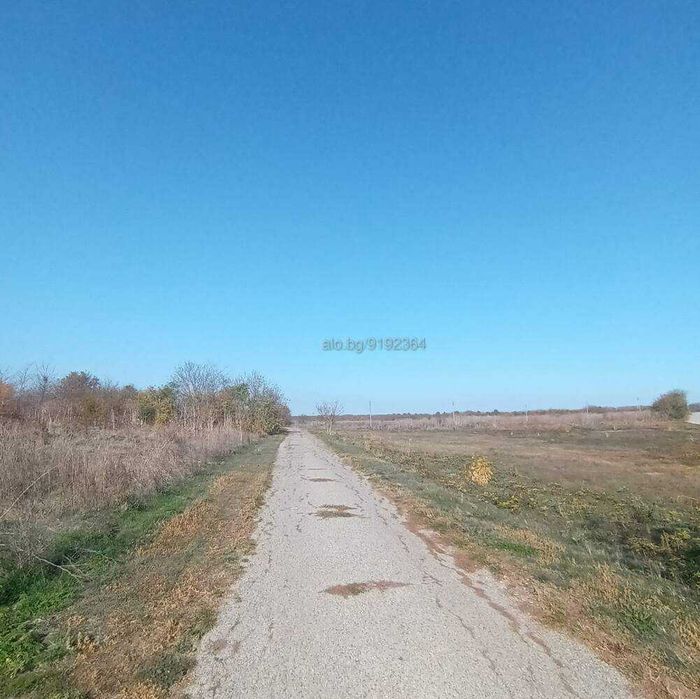 Голям парцел с къща в Черноморци