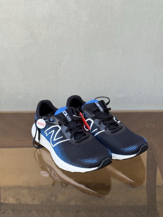 Erkaklar oyoq kiyimi. Erkaklar krossovkalari.