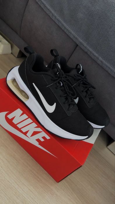 Обувки Nike.