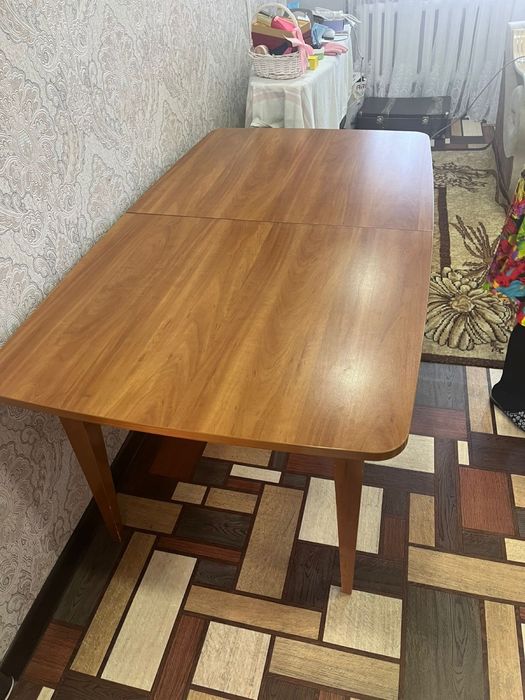 Продам стол в гостиную